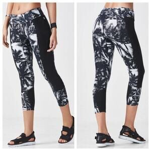 Fabletics Black Penzi Palm Hawaiian Capri Cropped Athletic Leggings Mid Rise M